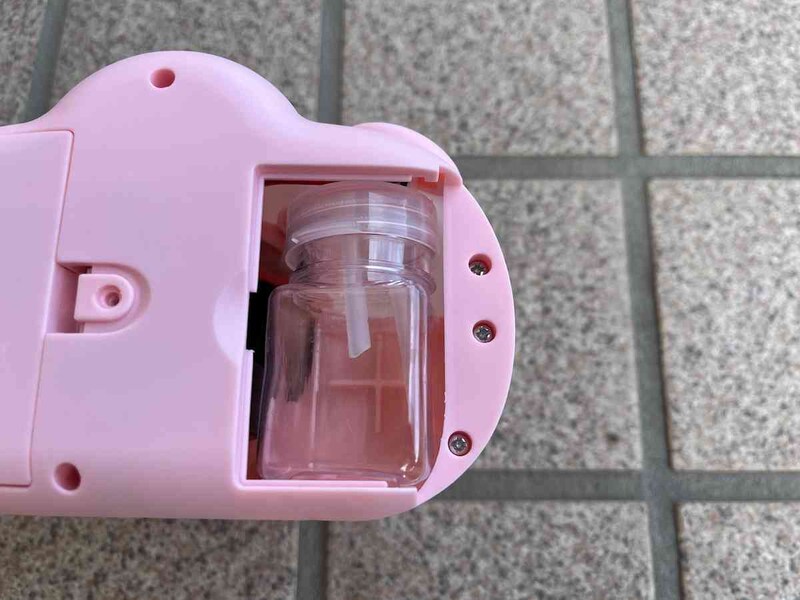 ダイソーの「カメラシャボン玉」の容器にシャボン液を入れる