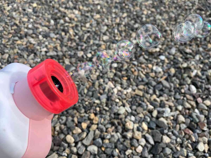 ダイソーの「カメラシャボン玉」では小さめのシャボン玉がたくさん作れる