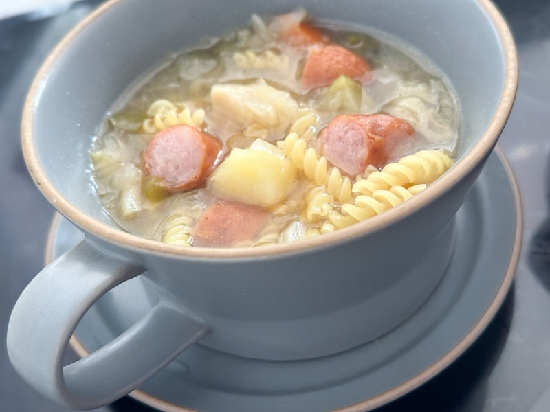 作っておいた野菜スープにマカロニを加えて電子レンジ加熱