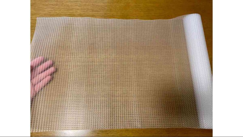 ダイソーの「エンボス加工食器棚シート（抗菌、クリア）」は好きなサイズにカット可能