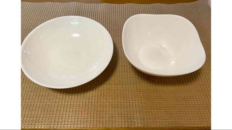 ダイソーの「エンボス加工食器棚シート（抗菌、クリア）」はカラータイプもあり