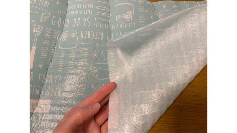 ダイソーの「ズレにくい食器棚シート(英字キッチン柄)」のサイズを紹介