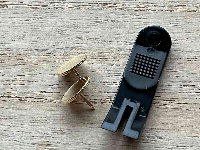 ダイソーの「二重画鋲」は、針の上の部分が二重になっている