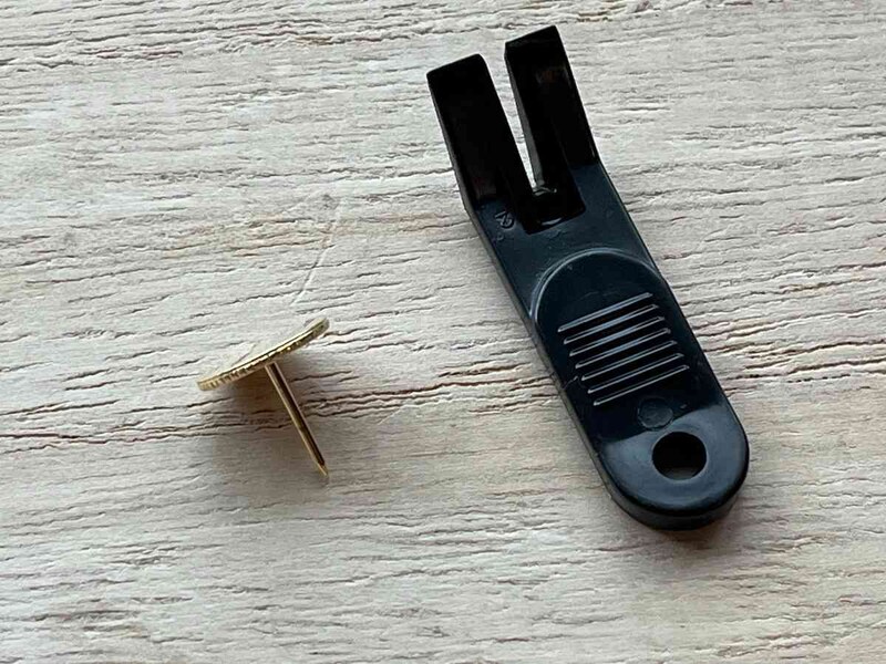 ダイソーの「足の長い画鋲」は画鋲抜き付き