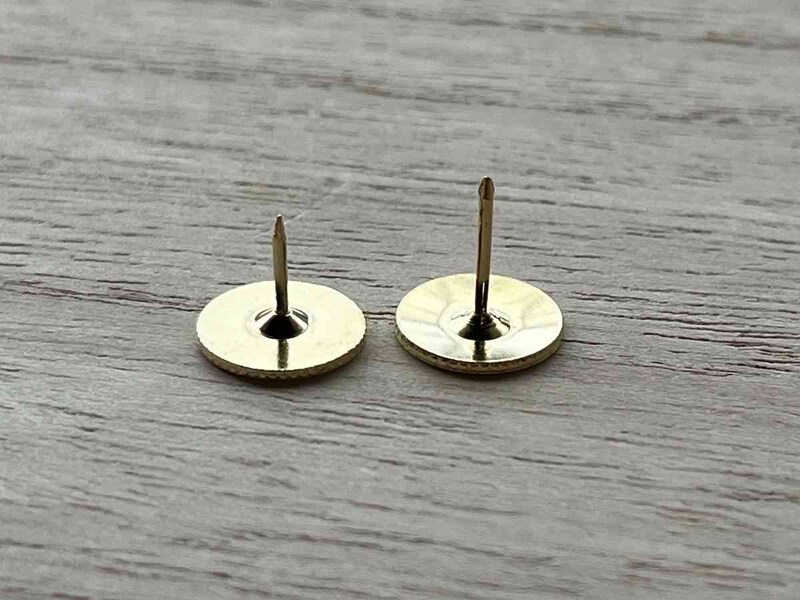 ダイソーの「二重画鋲」（左）と「足の長い画鋲」（右）