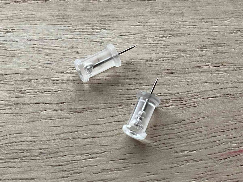 ダイソーの「スリムな針のプッシュピン」は針が細め