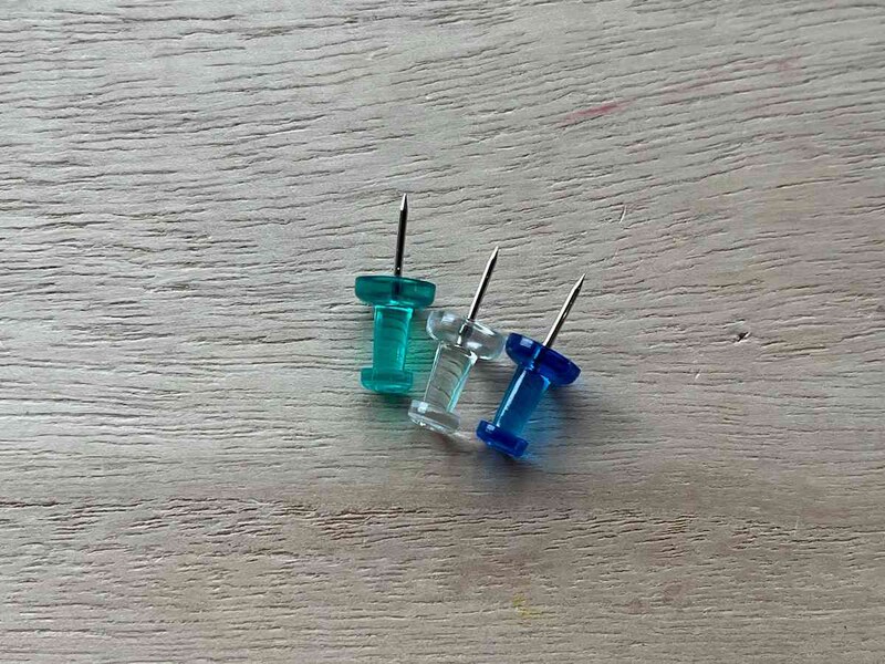 ダイソーの「クリアカラープッシュピン」はブルー系の綺麗な画鋲