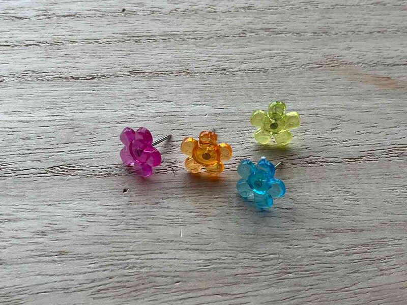 ダイソーの「プッシュピン（カラー）」は花の形をしている