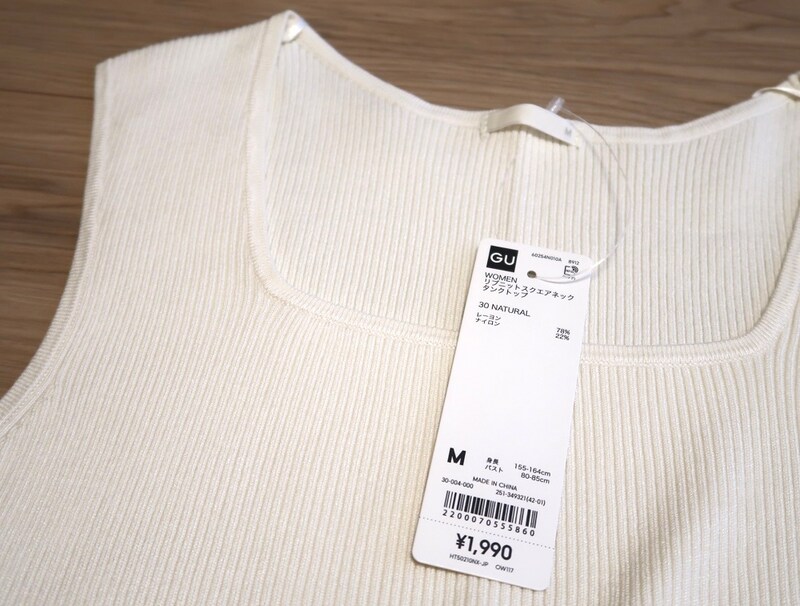 デコルテが開きすぎず、品よく見えるスクエアネックが特徴