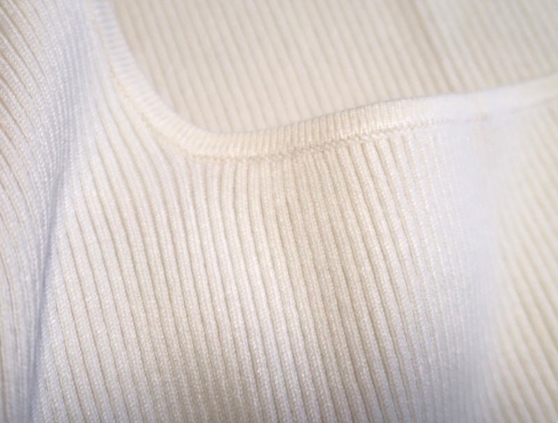 細うねのリブ素材でつかず離れずフィットし、体型をきれいに見せてくれます