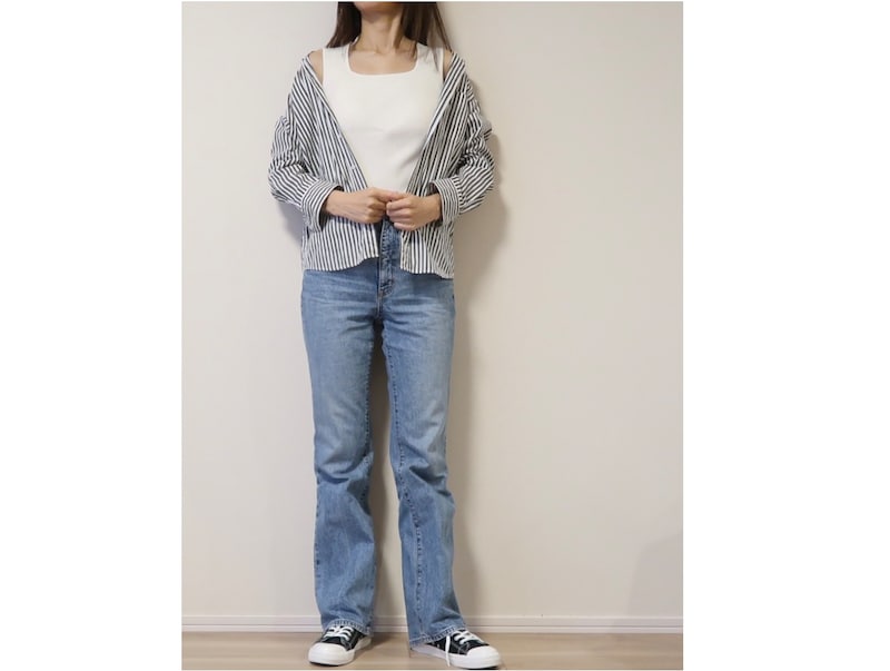 デニムなど大人がカジュアルコーデを着る時のインナーに最適