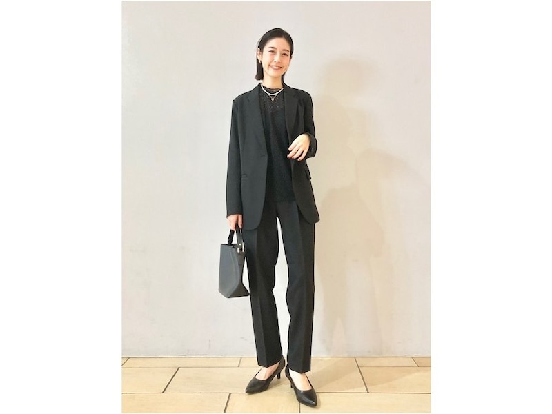 ネックレスだけ外すと、略喪服としてお通夜にも着ていけそうなコーデに　出典：StyleHint