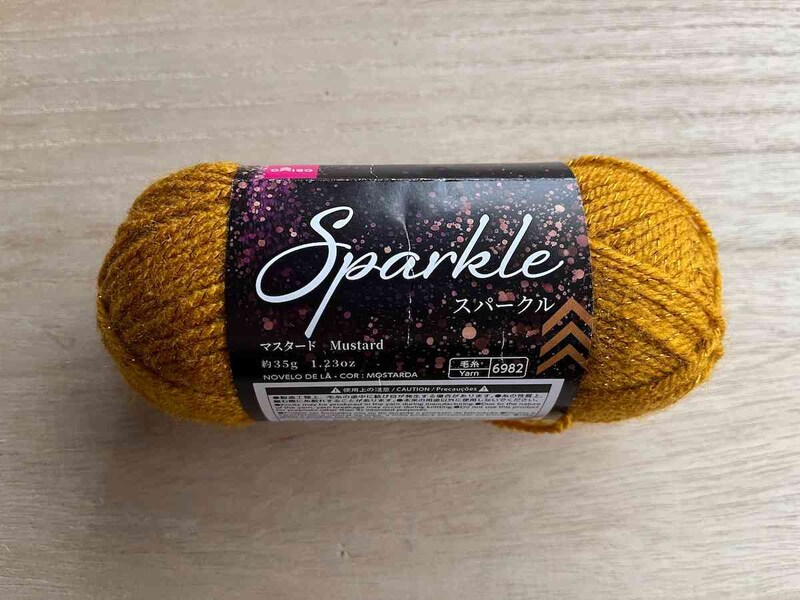 ダイソーの「毛糸（スパークル、マスタード）」