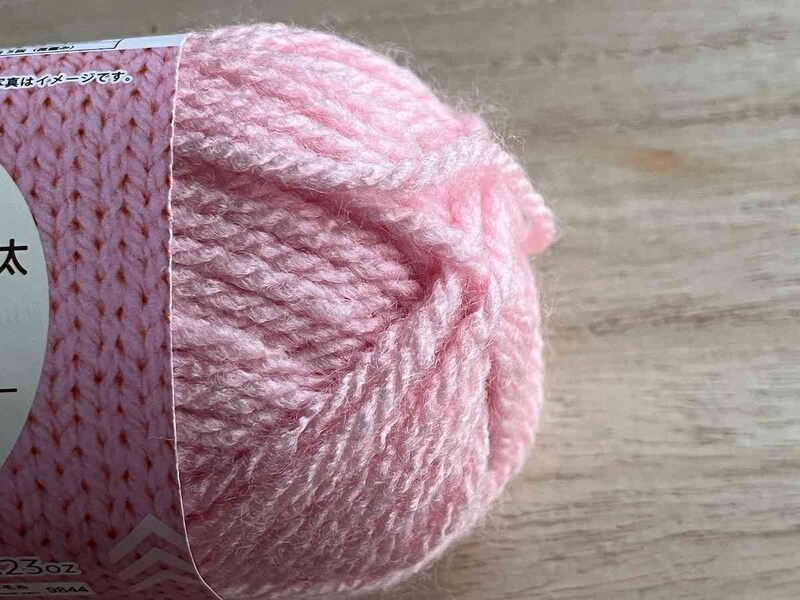 ダイソーの「アクリル毛糸（抗菌消臭、ソフト、ベビーピンク）」はスタンダードな毛糸