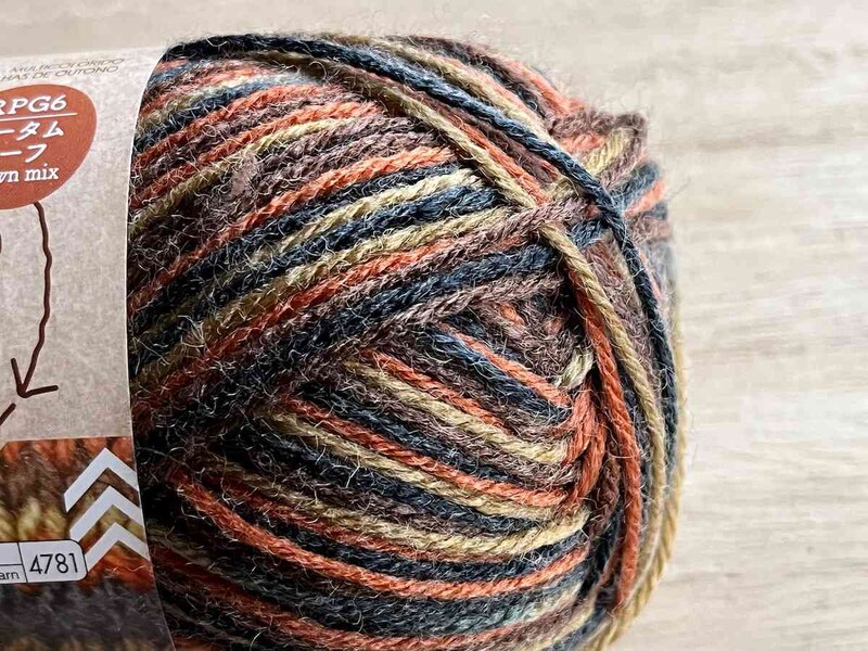 ダイソーの「リサイクルポリエステル毛糸（段染、オータムリーフ）」は秋冬向けの色