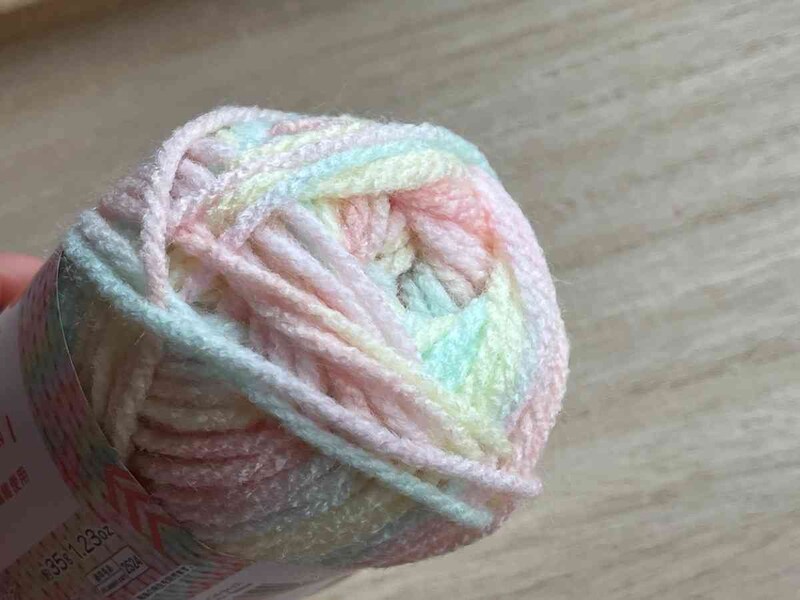 「アクリル毛糸（カラフル、レインボーボイップ）」は明るくて可愛い色合い