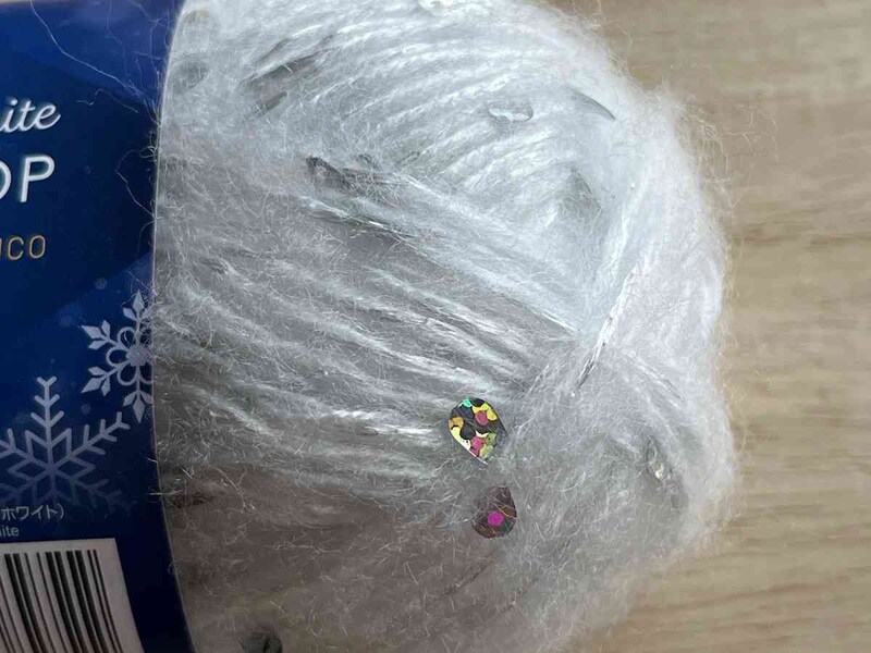 ダイソーの「毛糸（ティアドロップ、ホワイト）」はラッピングにもおすすめ