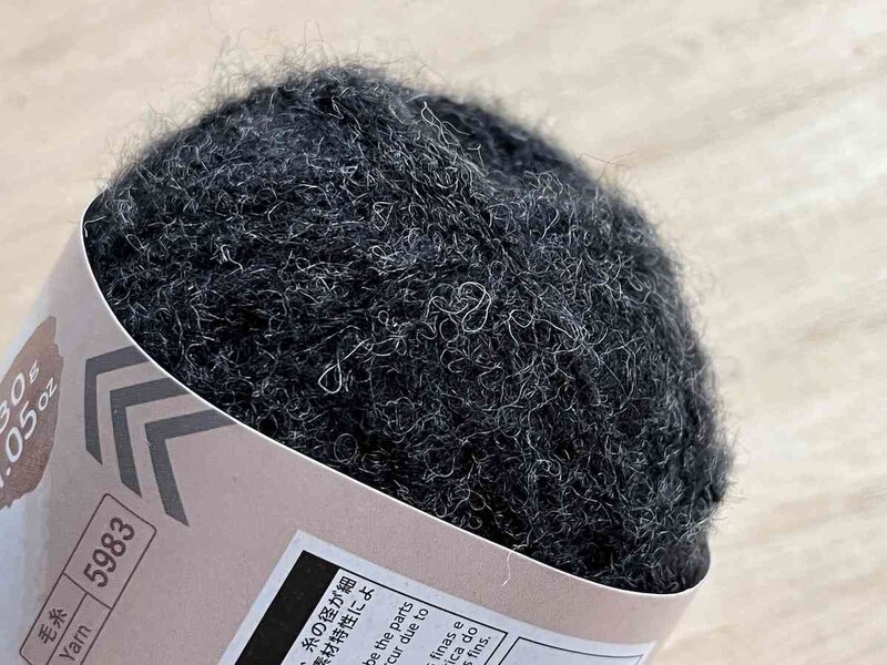 ダイソーの「毛糸（エアタッチスフレ、セサミグレー）」はもふもふした触感