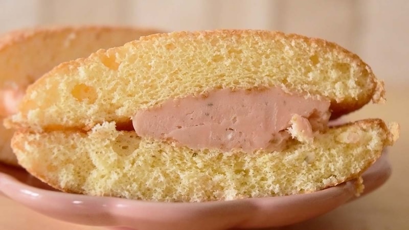 ブッセにサンドされているさくらバタークリームは、桜の葉の風味がします。