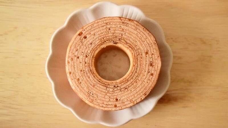 バウムクーヘンは淡いピンク色に染まっていて、桜の香りが鼻を通り抜けていきます。