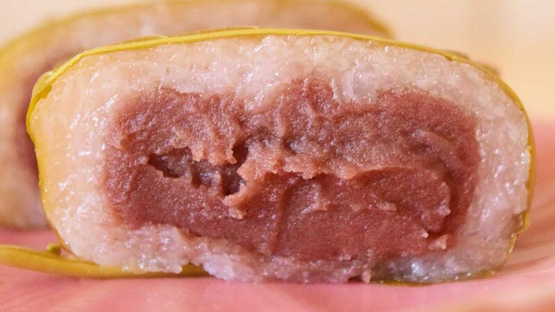 こし餡の甘さや桜葉の塩気もおとなしく、桜の主張がしすぎていない桜餅