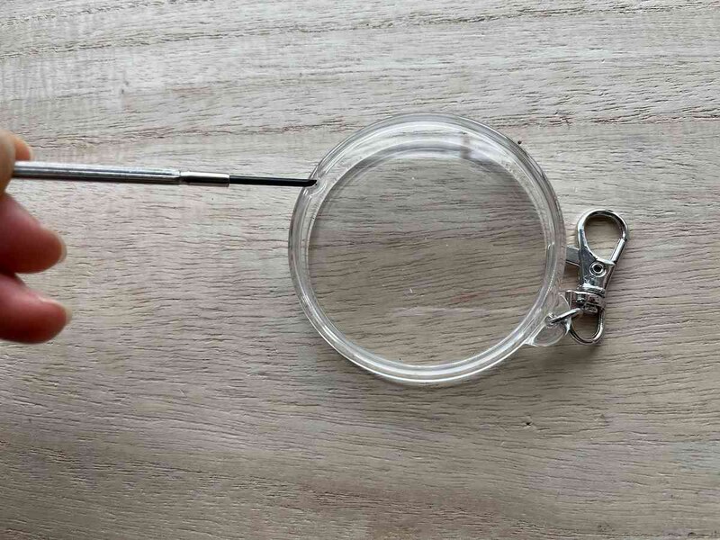 ダイソーの「キーホルダーキット」のふたをあける