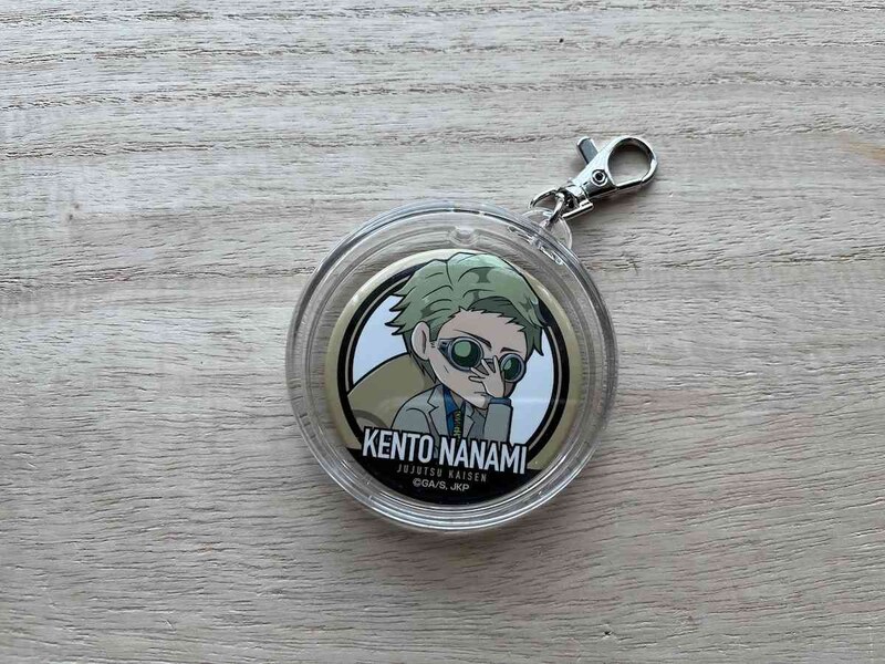 ダイソーの「キーホルダーキット」に缶バッジを入れてふたをじればOK