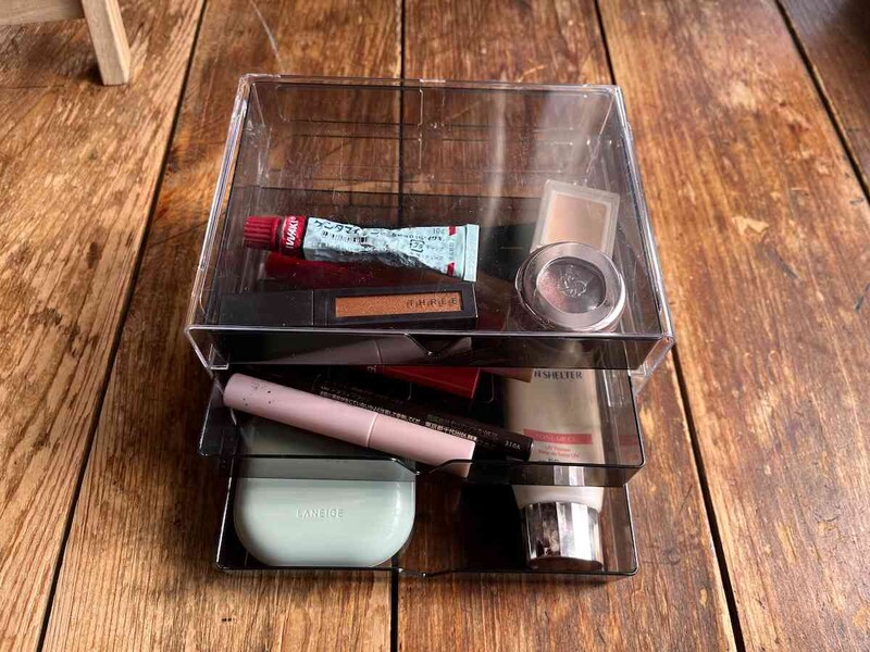 ダイソーの「3段引き出しケース（書斎、クリアブラック）」は収納力が高い