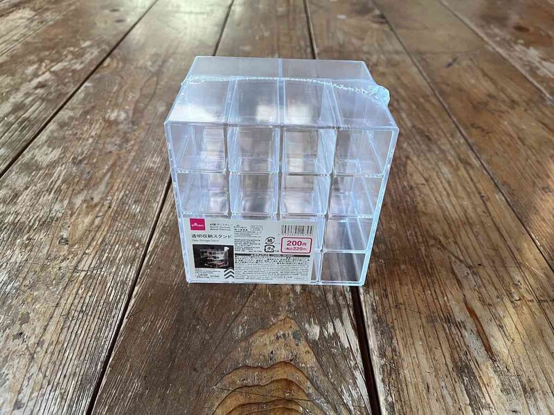 ダイソーの「透明収納スタンド」