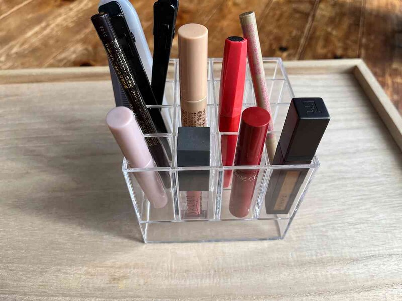 ダイソーの「透明収納スタンド」はメイクアイテムの収納にもおすすめ