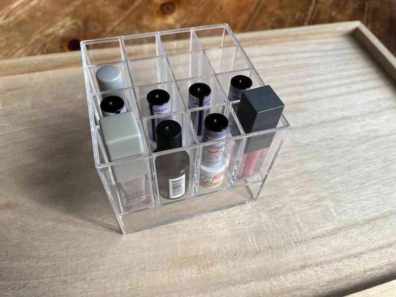 ダイソーの「透明収納スタンド」はネイルを入れやすい