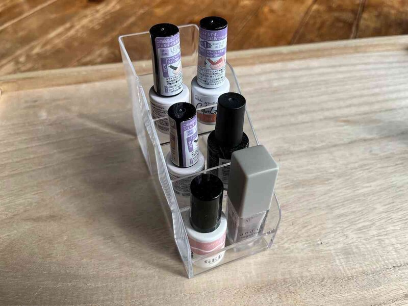 ダイソーの「コスメスタンド（スリム、ネイルカラー）」はネイルをディスプレイできる