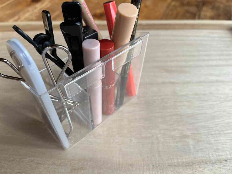 ダイソーの「クリアコスメボックス（深仕切り付）」は引っ掛けることができる