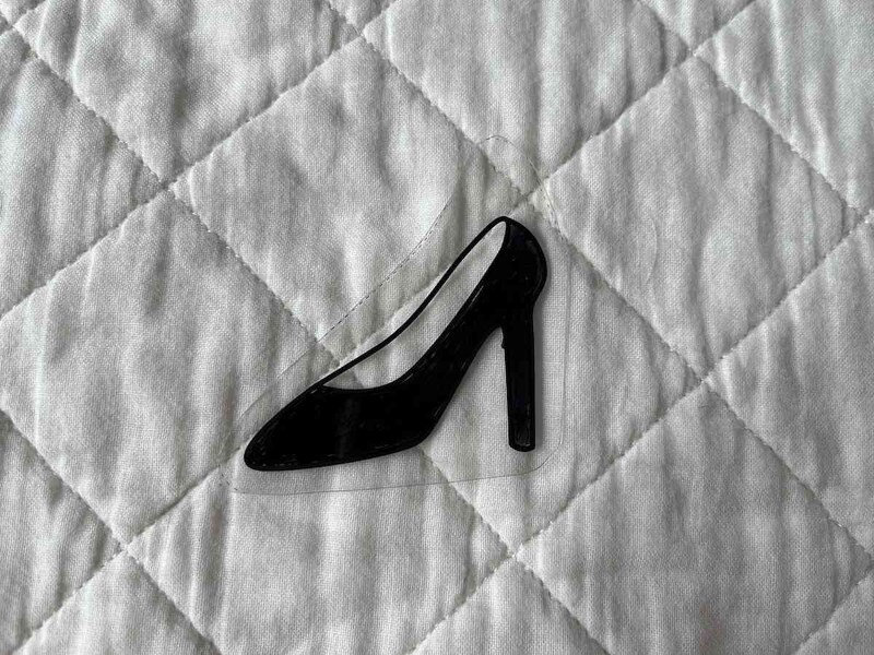 油性マーカーを使ってイラストを描く