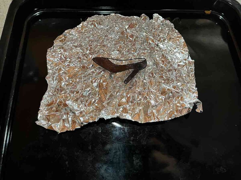 アルミホイルをしわしわにして、プラ板を乗せる