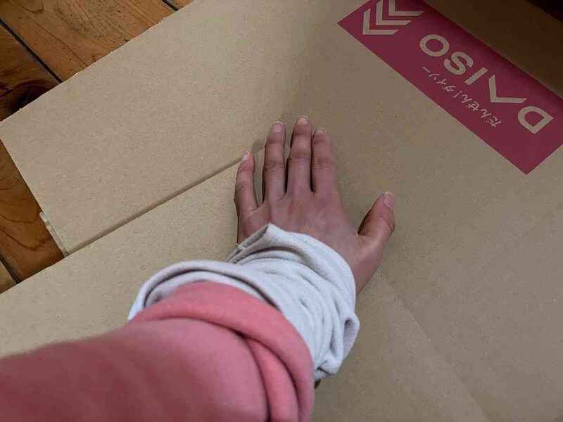 熱が冷めないうちに平らなもので抑えて反りを直す