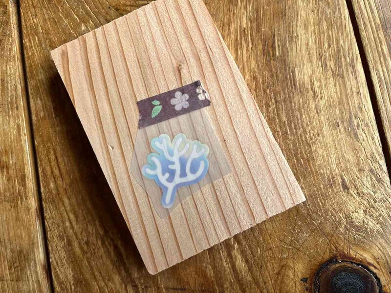 転写する位置を決めて、シールがずれないようにテープで固定