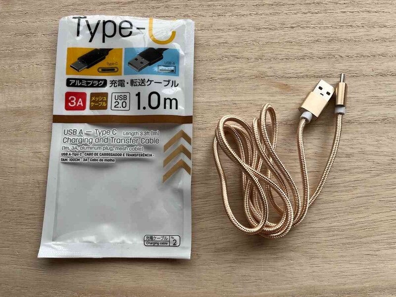 ダイソーの「充電・転送ケーブル（A-C、1m、3A、アルミ、メッシュ）」