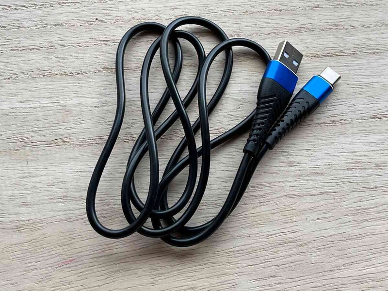 ダイソーのタイプCケーブ「充電・転送ケーブル（A-C、1m、3A、アルミプラグ）」の長さは1m