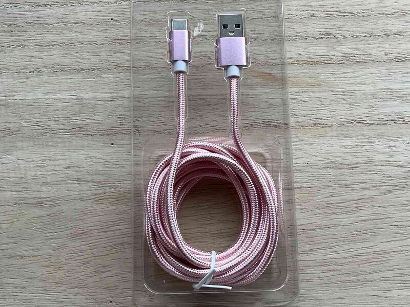 ダイソーの「充電・転送ケーブル（A-C、2m、3A、アルミ、メッシュ）」の長さは2m