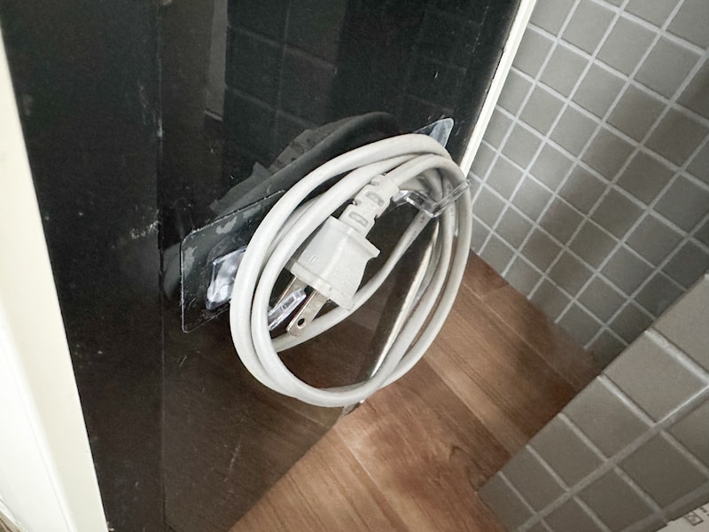 フィルムフック2つでコードを収納