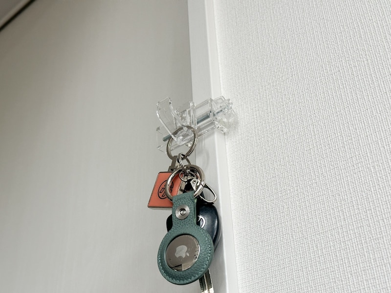 「縦にも横にもはさめる かもいフック」