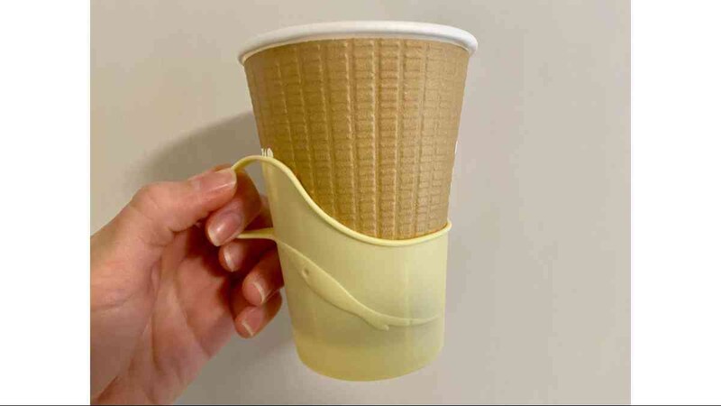ダイソーの「紙コップホルダー」はレギュラーサイズのコンビニコーヒーにぴったり