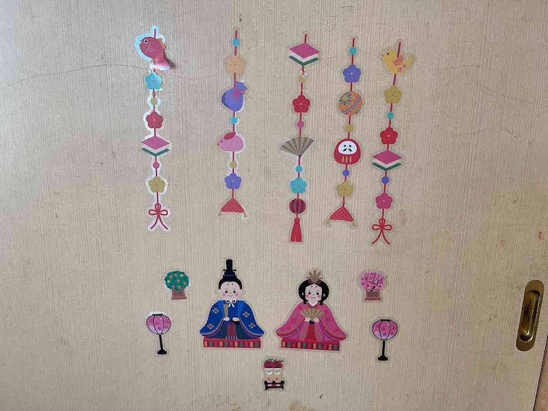 ダイソーの「ウォールステッカー（桃の節句）」を使ってひな祭りも！