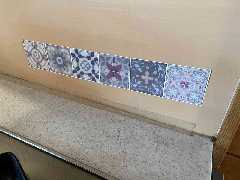 ダイソーの「3Dタイルステッカー」で壁の汚れ防止に