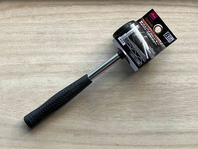 ダイソーのゴムハンマー「黒ゴムパイプハンマー」は110円(税込)で大活躍