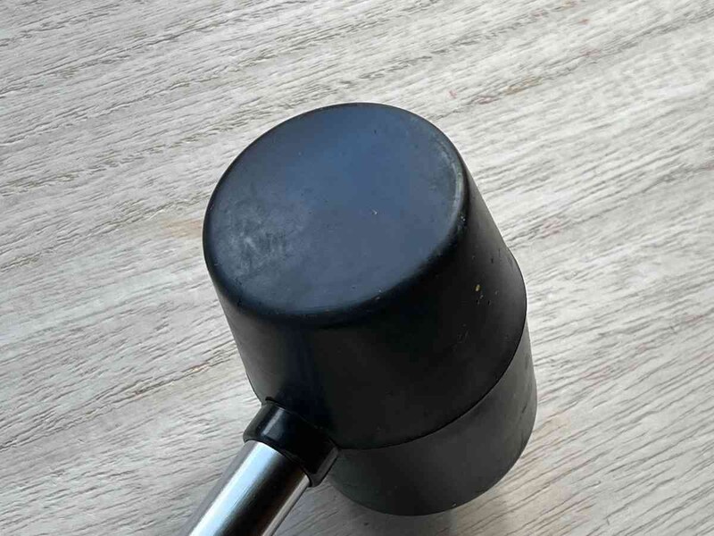 ダイソーのゴムハンマー「黒ゴムパイプハンマー」は頭がゴム製