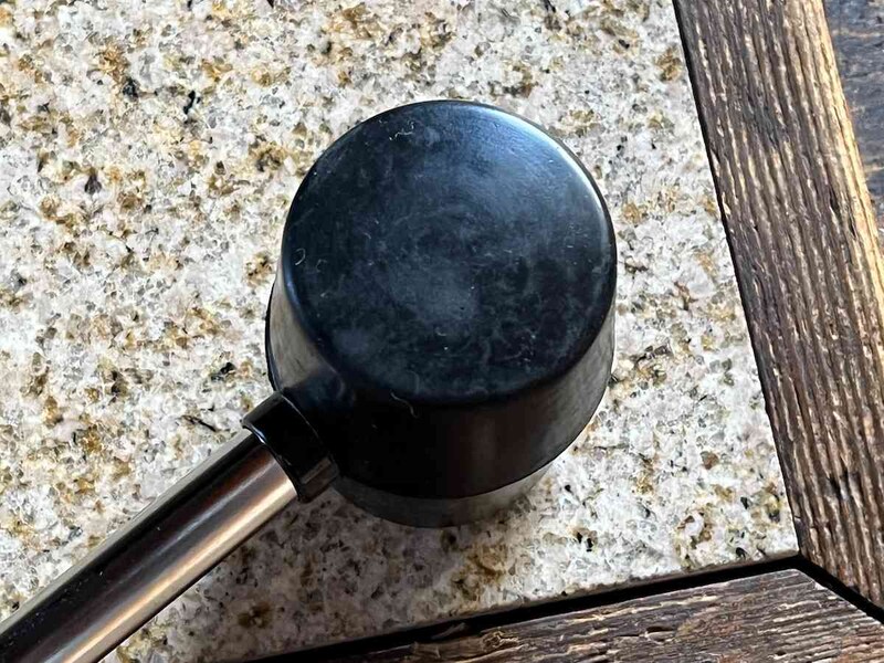 ダイソーのゴムハンマー「黒ゴムパイプハンマー」は石などを叩く場合にも活躍する