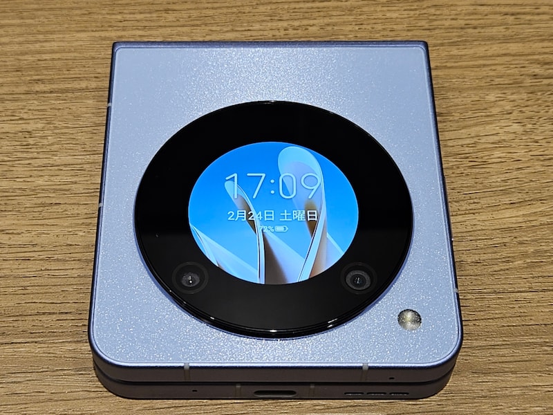 サブディスプレイは約1.43インチ