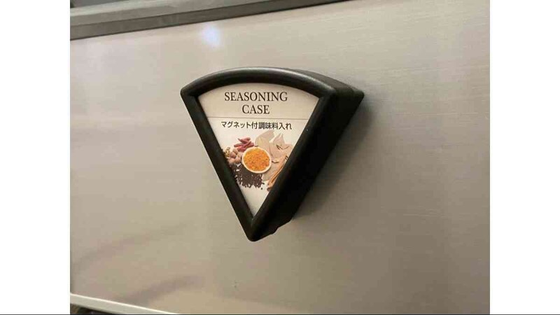 ダイソーの「マグネット付調味料入れ三角」は浮かせる調味料収納に便利